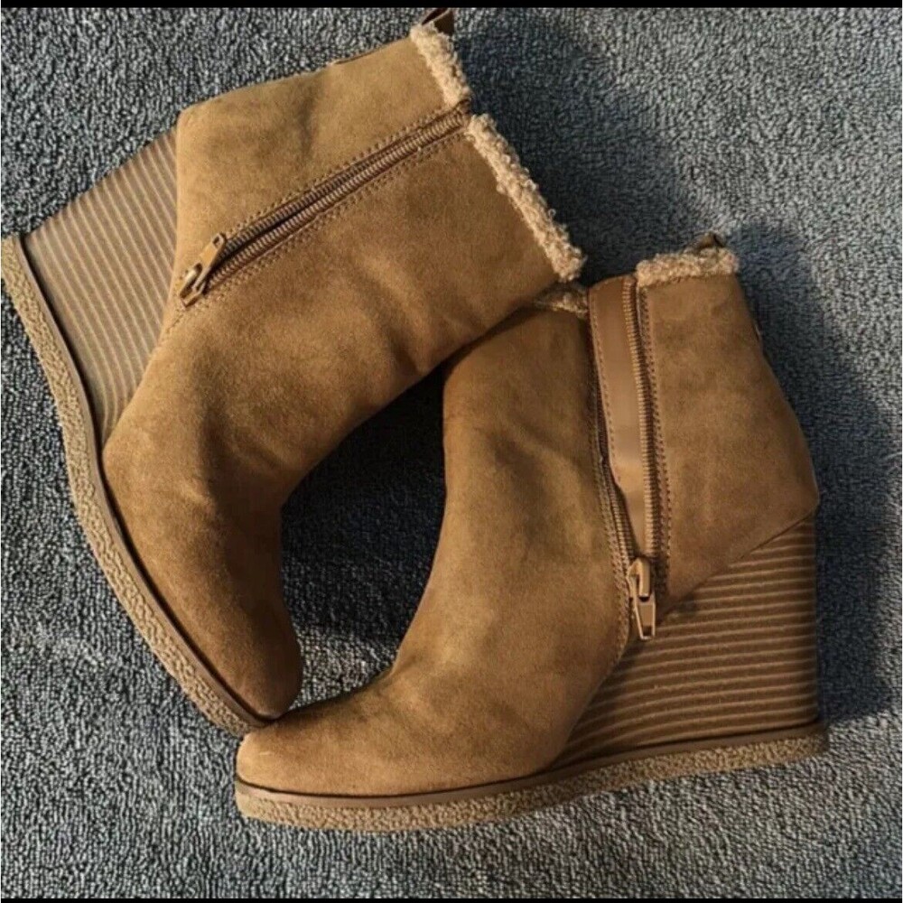Belk Joni Womens Cognac Faux Suede Shearling Trim Wedge Ankle Boots Size‎ 9 NEW